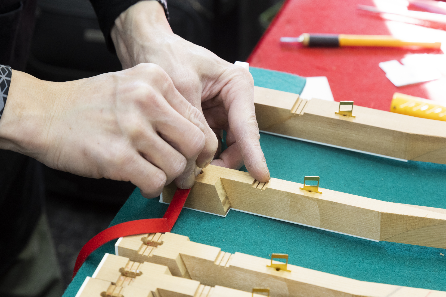 安部さんのピアノではオプション作業としてプッシングクロスの張り替えを実施