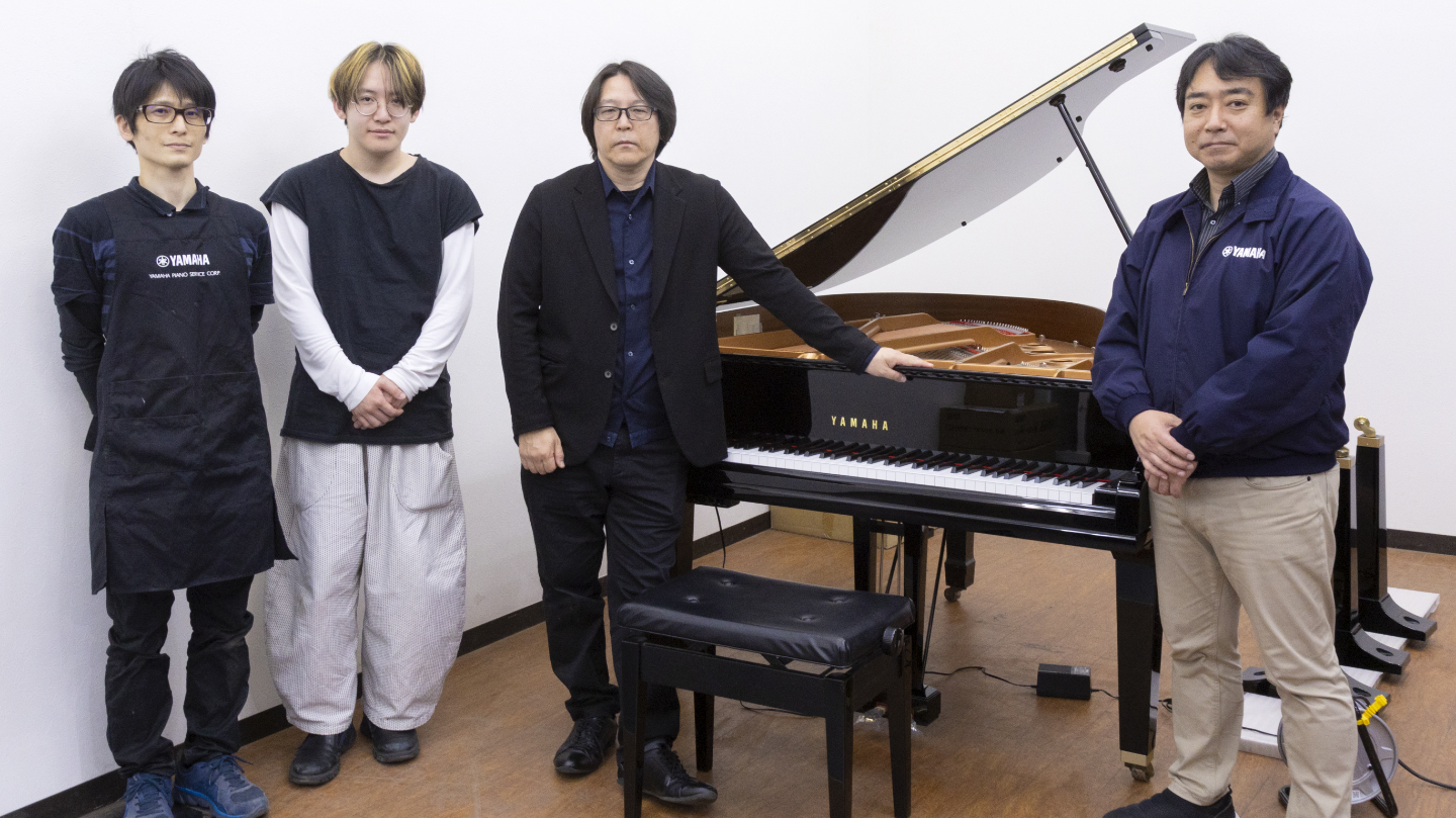 完成したピアノを前に 左から、作業を担当した技術者の馬場政法。安部和奏さん、安部潤さん、飛田泰一横浜センター長