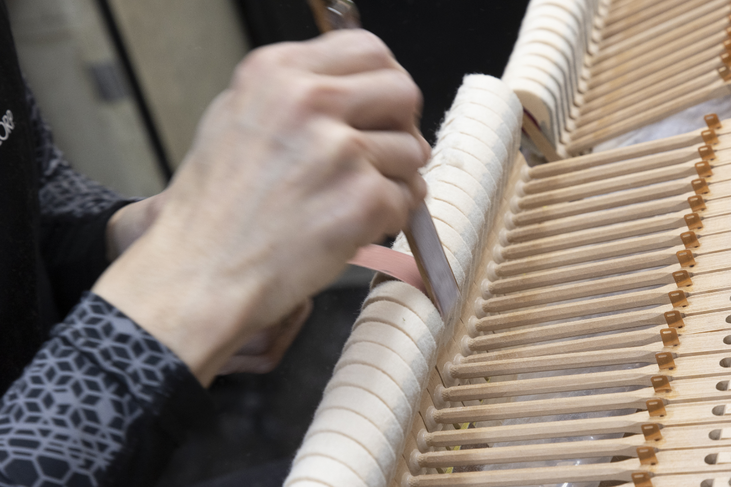 ハンマーフェルトの表面を削り、形を整えていく