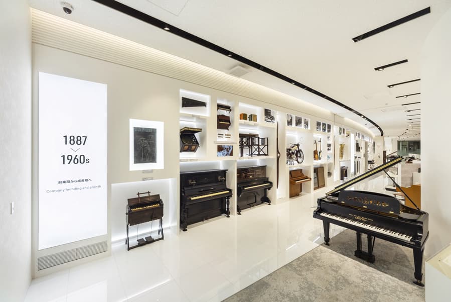 イノベーションロード内の<ヒストリーウォーク＞。歴史を彩った過去の貴重な製品を見ながらヤマハの歩みを時代順に見ることができます