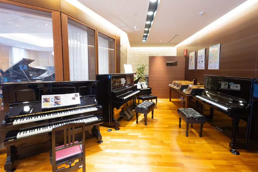掛川工場「ハーモニープラザ」内にある稀少ピアノが並ぶ展示スペース