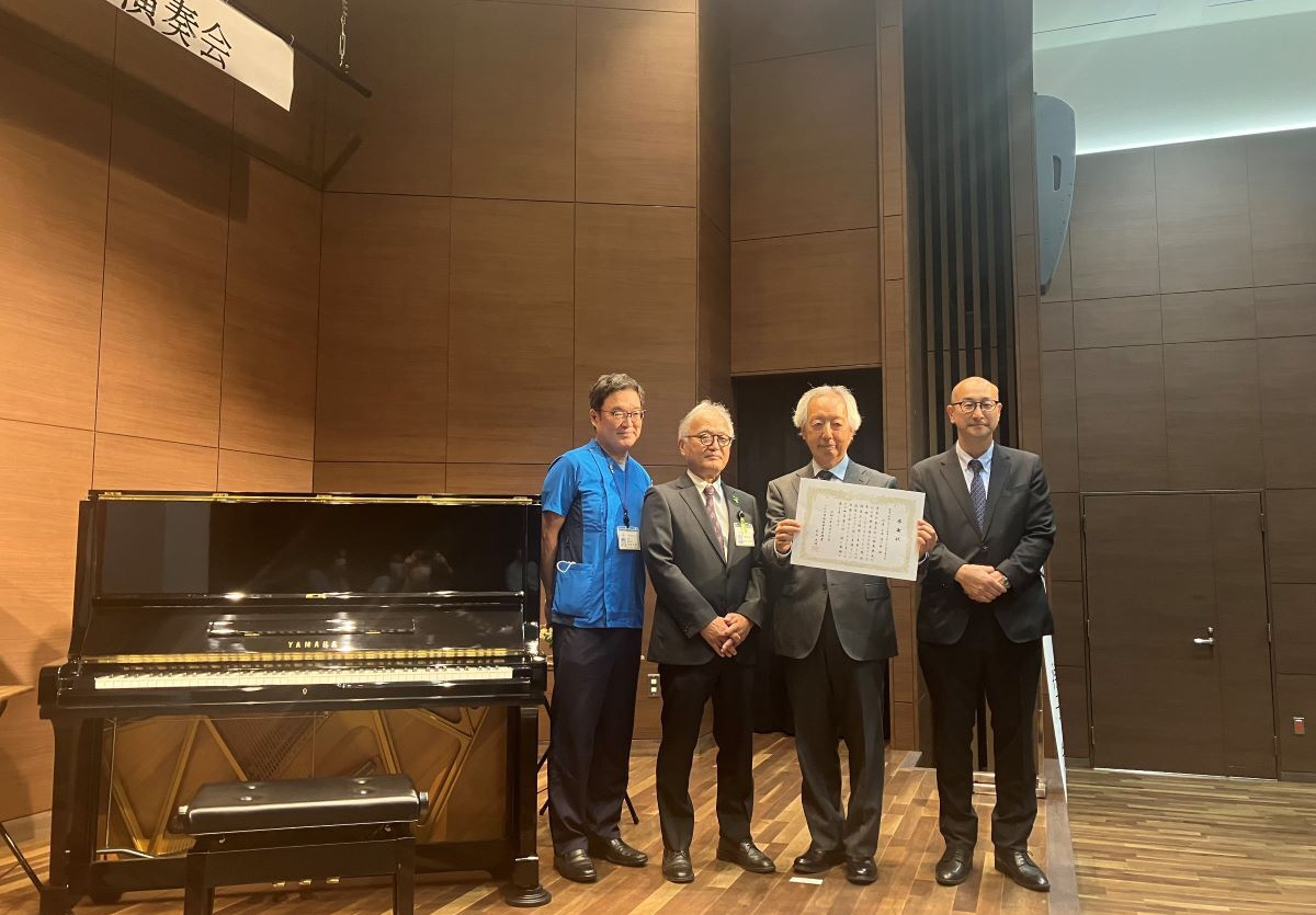 ヤマハリニューアルピアノ®︎U3Aとともに。左から相澤利武さん（いわき市医療センター院長）、新谷史明さん（いわき市病院事業管理者）、三木 隆二郎さん（プロジェクト実行員会代表）、弊社代表取締役社長黒沢國久