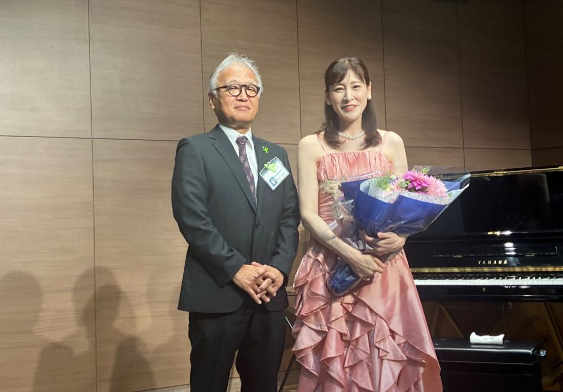 新谷史明さん（いわき市病院事業管理者）と当日演奏を披露されたピアニストの竹村浄子さん