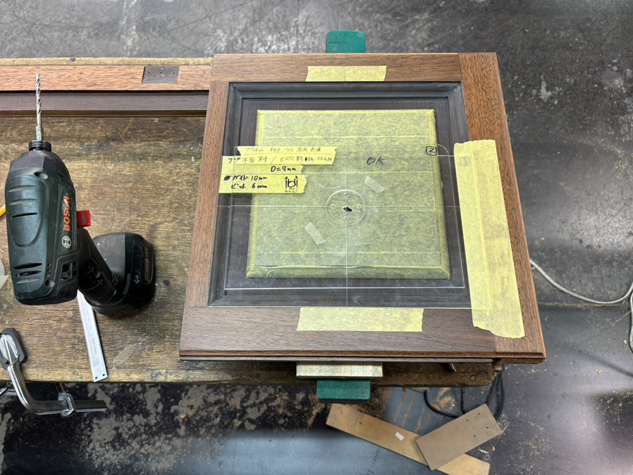 穴あけ前の上前板。寸分の狂い無く掘り込みを入れる作業のため、作業は慎重に行われた